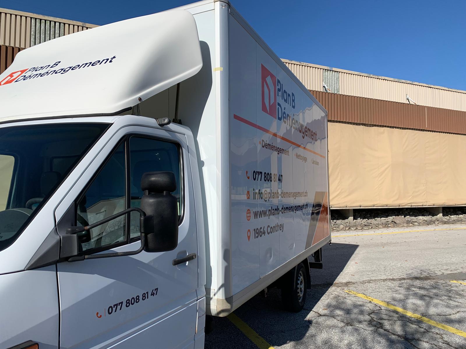 Notre bus chez notre partenaire Papival SA